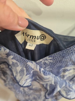 vestido azul con estampado blanco