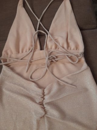 Vestido fiesta beige. Tela satinada