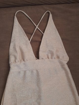 Vestido fiesta beige. Tela satinada