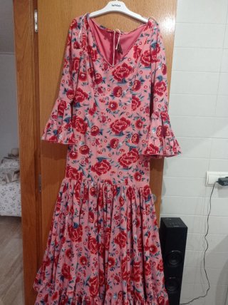 Traje de flamenca rosa y rojo