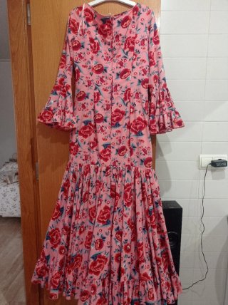 Traje de flamenca rosa y rojo