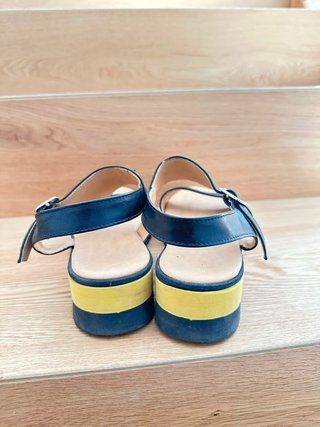 Sandalo con zeppa nero e giallo