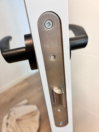Puerta interior blanca con manilla y cerradura