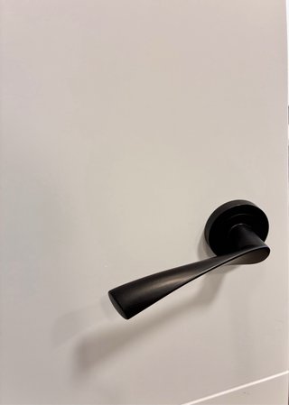 Puerta interior blanca con manilla y cerradura