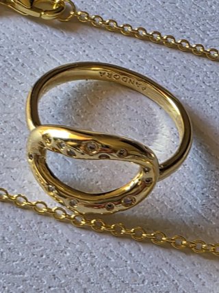 Conjunto Pandora essence: Anillo y Collar Dorado