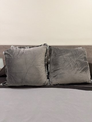 Cojines de terciopelo grises