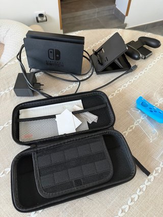Nintendo Switch Azul y Rojo con Protector