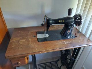 Máquina de coser antigua de madera y metal Alfa.