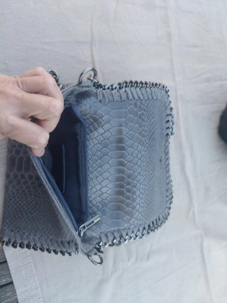 Bolso piel gris con cadena