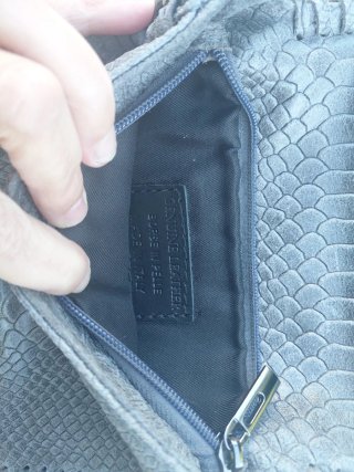 Bolso piel gris con cadena