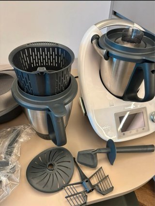 Thermomix TM5 con accesorios y bolsa