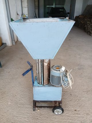 Peladora de almendra eléctrica