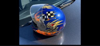 Casco de moto MT azul con diseño de calavera