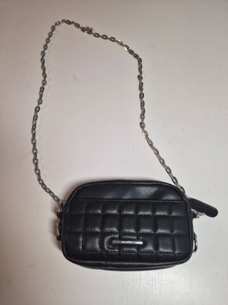 Bolso Bershka negro acolchado