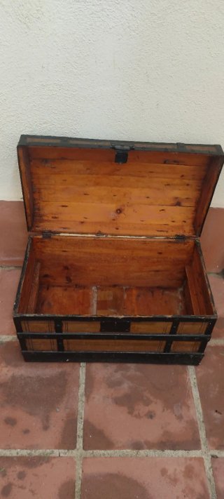 Baúl antiguo madera y metal