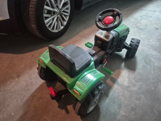 Tractor a pedales verde