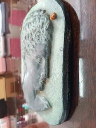 Placa relieve cabeza Herme
