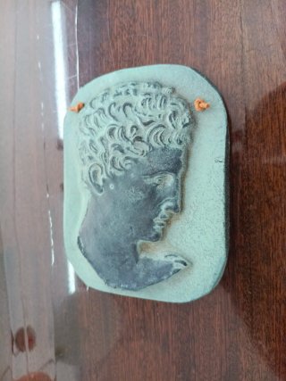 Placa relieve cabeza Herme