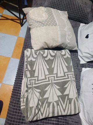Manta 180x120 y cojín gris/blanco
