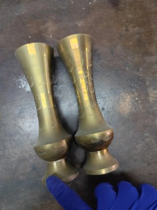 Juego de 2 jarrones dorados de metal
