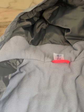 Chaqueta gris con cremallera rosa