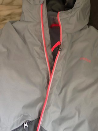 Chaqueta gris con cremallera rosa