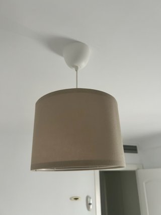 Lámpara de techo beige y blanca
