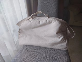 Bolso de bebé beige con encaje piqué