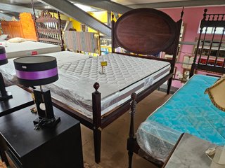 Cama antiga com estrado e colchão