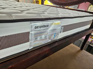 Cama antiga com estrado e colchão