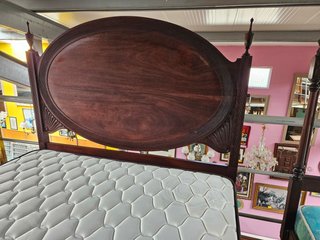 Cama antiga com estrado e colchão