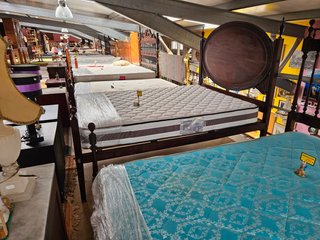 Cama antiga com estrado e colchão