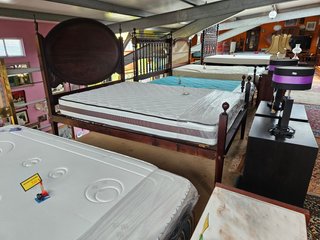 Cama antiga com estrado e colchão