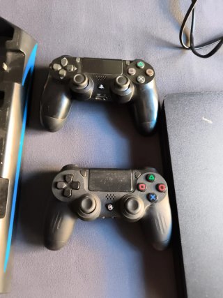 PS4 + 2 Mandos + Base Ventilador
