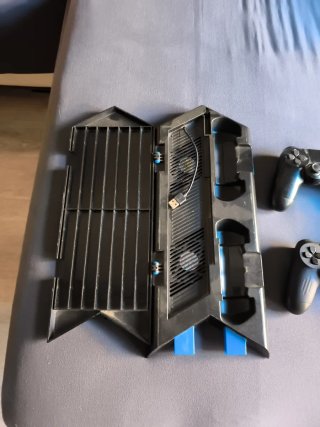 PS4 + 2 Mandos + Base Ventilador