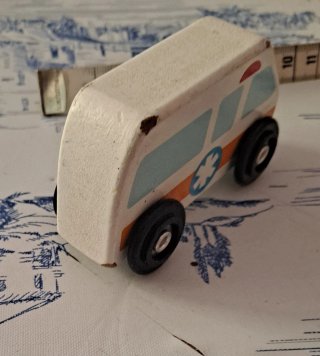 Ambulancia de juguete de madera