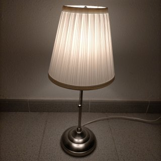 Lámpara de mesa Ikea ÅRSTID