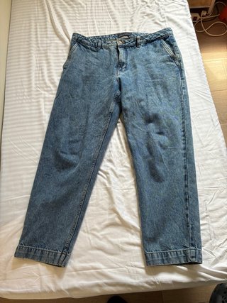 Pantalones vaqueros hombre azul y camisa vaquera.