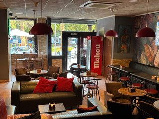 Se traspasa bar-cafetería en pleno funcionamiento