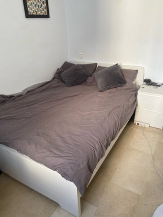 Cama y colchón gris y blanco
