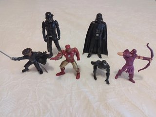 Lote de figuras de superhéroes y personajes