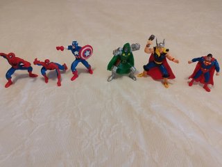 Lote de figuras de superhéroes y personajes