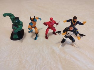 Lote de figuras de superhéroes y personajes