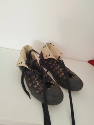Zapatillas Levis Negras y Doradas