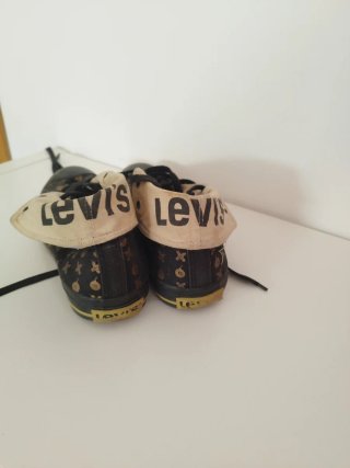Zapatillas Levis Negras y Doradas