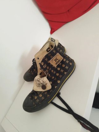 Zapatillas Levis Negras y Doradas