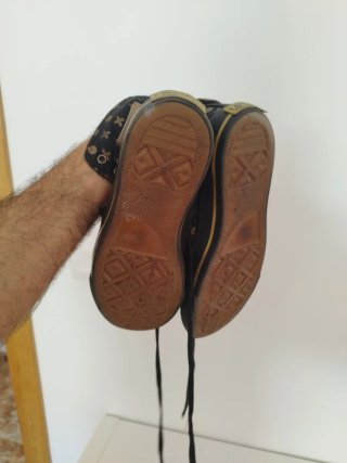 Zapatillas Levis Negras y Doradas