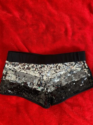 Shorts de lentejuelas plateadas y negras.
