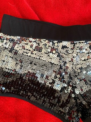 Shorts de lentejuelas plateadas y negras.