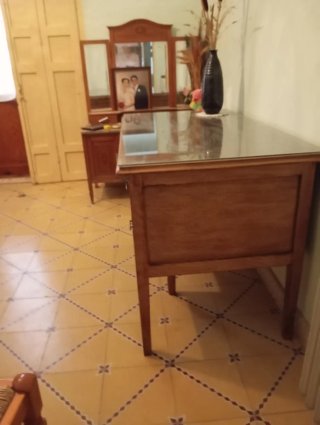 Escritorio madera y cristal.